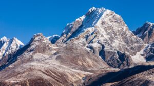 lobuche peaks clear sky